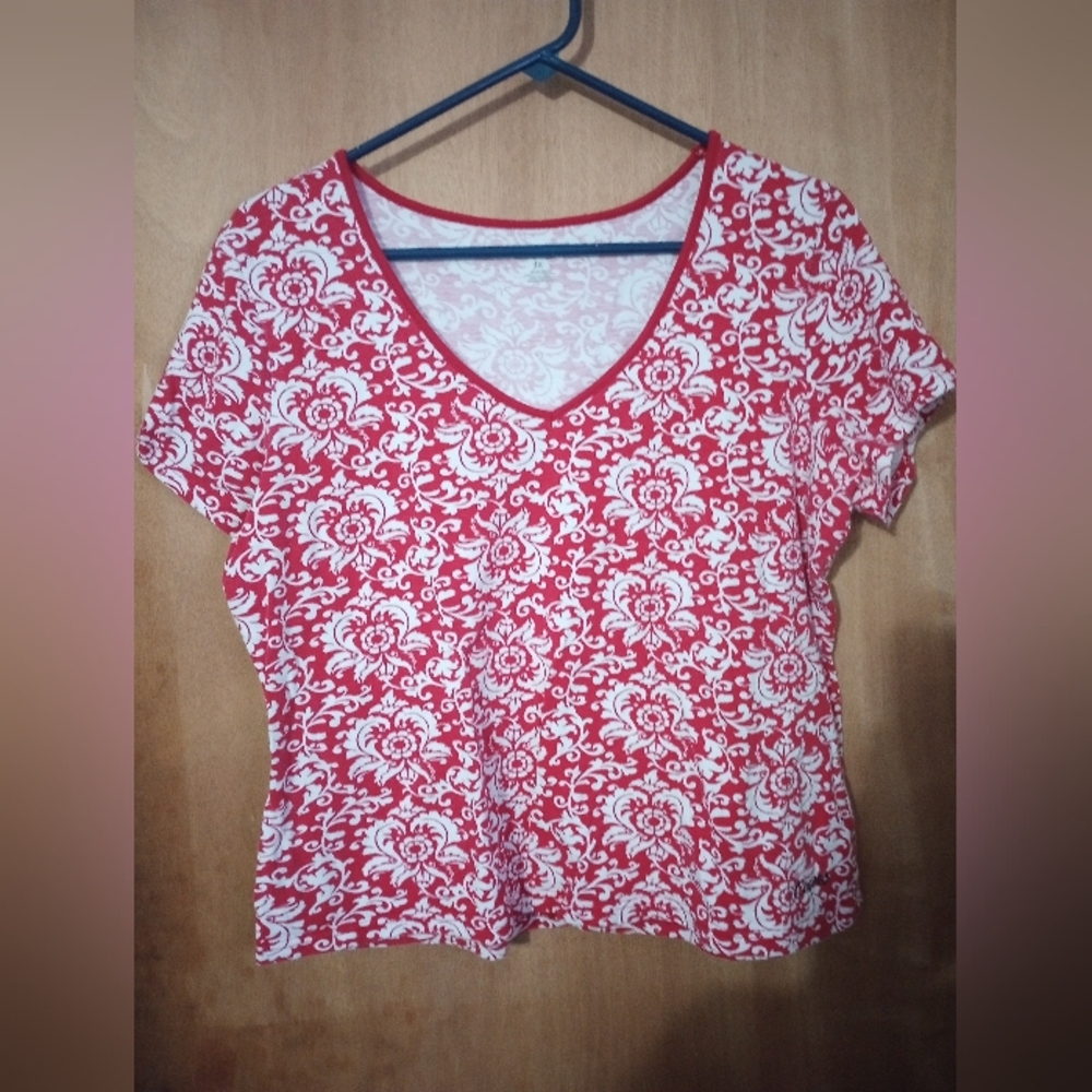 Curves v neck tee